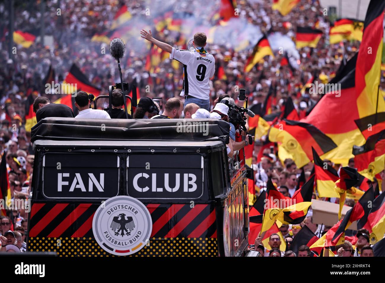 Fanbus, Logo, fanmarsch, deutsche Fußballfans marschieren zum Viertelfinale Spanien gegen Deutschland, UEFA EURO 2024, Europameisterschaft, Flaggen, Flaggen Stockfoto