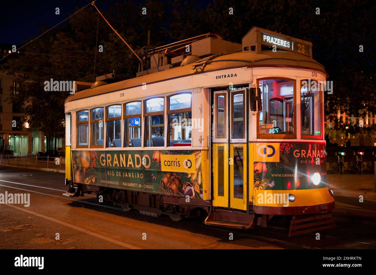 Nachtaufnahme, Straßenbahn, Linie 28, Lissabon, Portugal Stockfoto