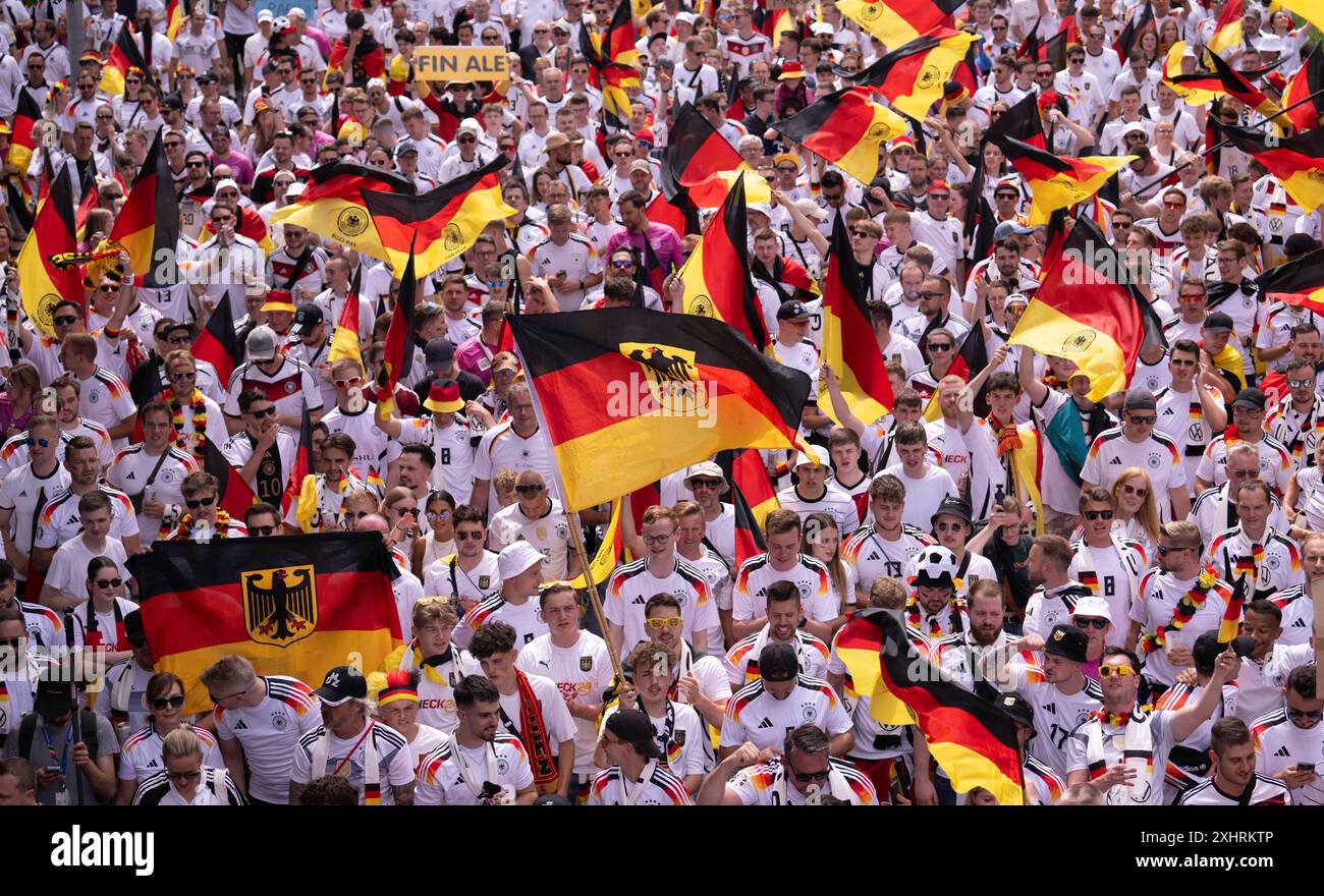 Fan march, deutsche Fußballfans ziehen ins Viertelfinale Spanien gegen Deutschland, UEFA EURO 2024, Europameisterschaft, Flaggen, Flaggenmeer Stockfoto