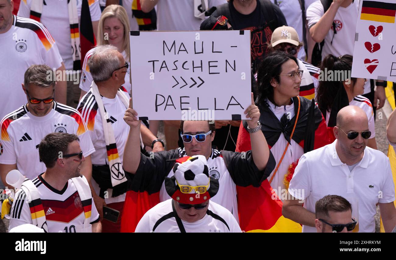 Fan march, deutsche Fußballfans ziehen ins Viertelfinale Spanien gegen Deutschland, UEFA EURO 2024, Europameisterschaft, Fahnen, Banner, Atmosphäre Stockfoto