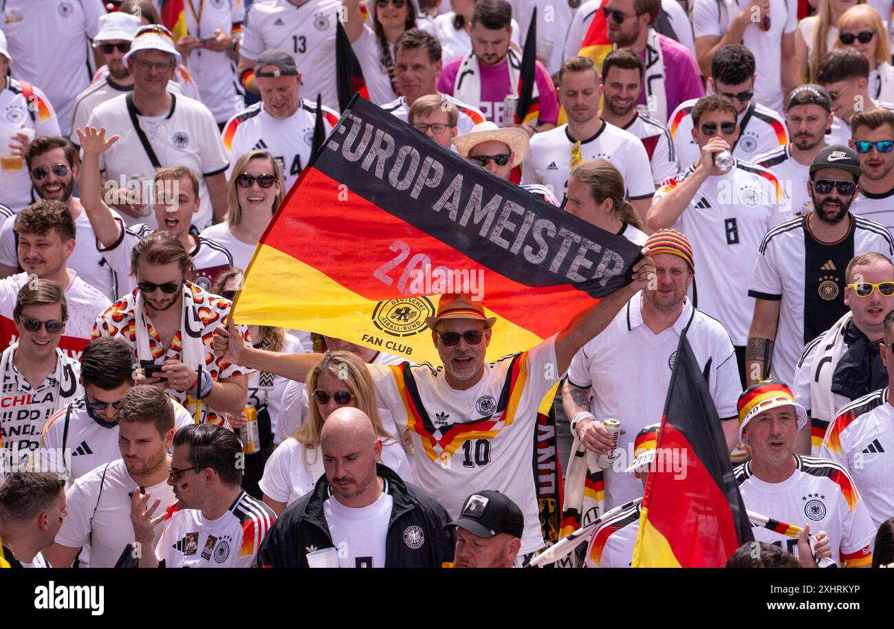 Fan march, deutsche Fußballfans ziehen ins Viertelfinale Spanien gegen Deutschland, UEFA EURO 2024, Europameisterschaft, Flaggen, Europäisch Stockfoto