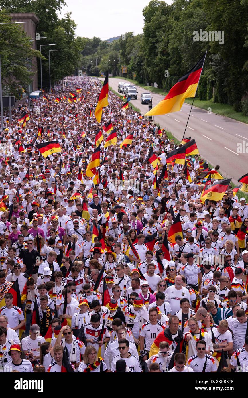 Fan march, deutsche Fußballfans ziehen ins Viertelfinale Spanien gegen Deutschland, UEFA EURO 2024, Europameisterschaft, Flaggen, Flaggenmeer Stockfoto