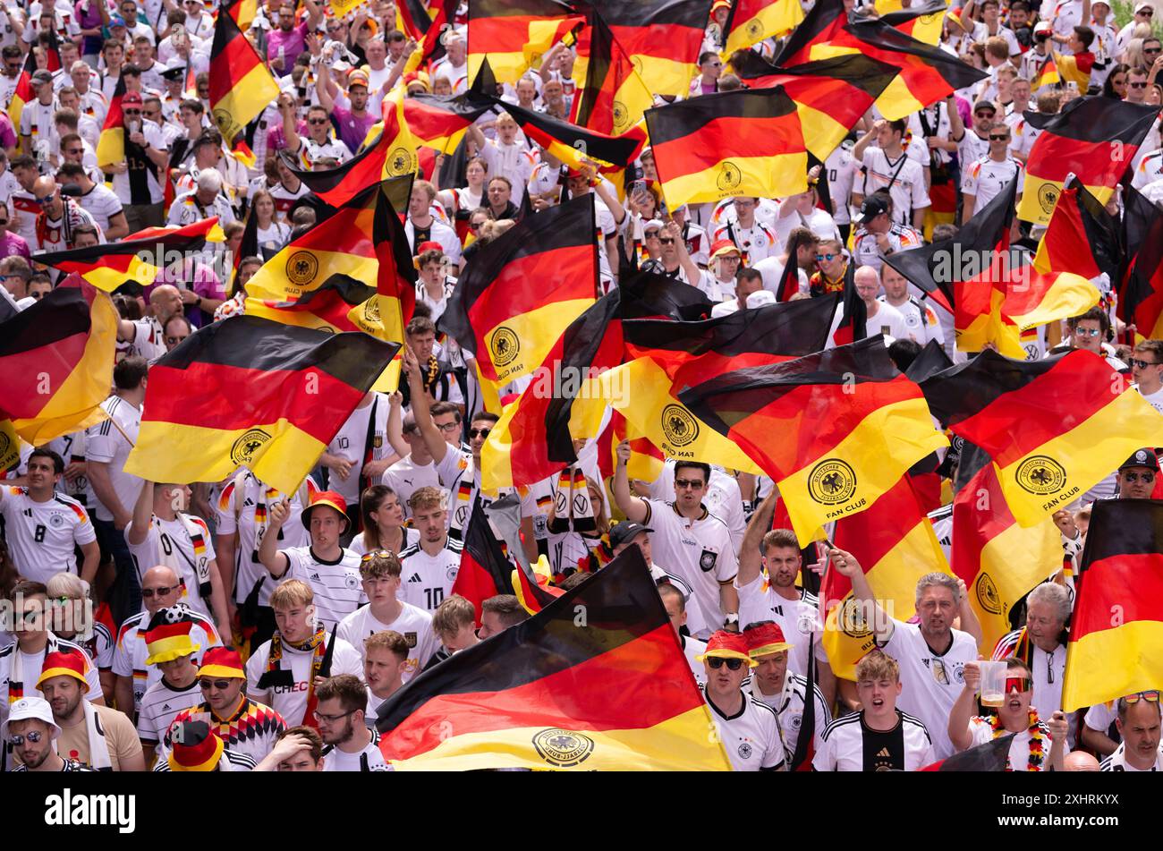 Fan march, deutsche Fußballfans ziehen ins Viertelfinale Spanien gegen Deutschland, UEFA EURO 2024, Europameisterschaft, Flaggen, Flaggenmeer Stockfoto