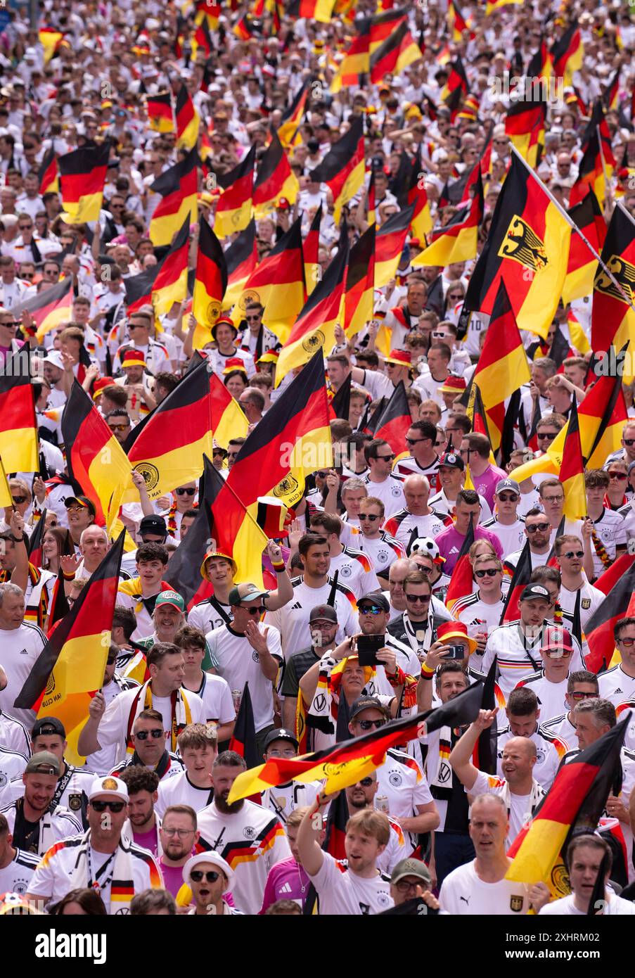 Fan march, deutsche Fußballfans ziehen ins Viertelfinale Spanien gegen Deutschland, UEFA EURO 2024, Europameisterschaft, Flaggen, Flaggenmeer Stockfoto