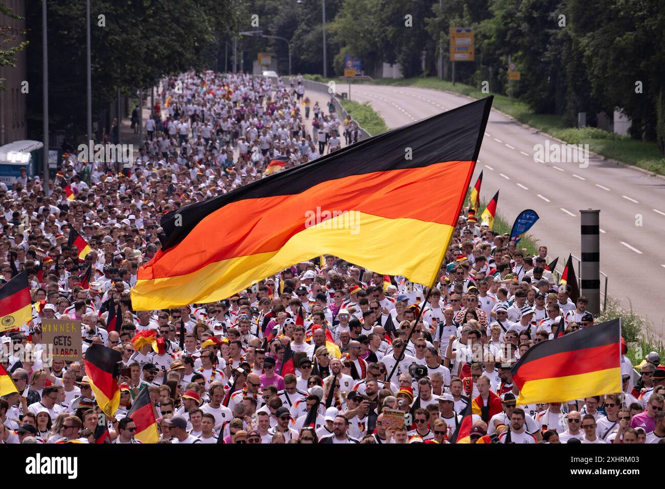Fan march, deutsche Fußballfans ziehen ins Viertelfinale Spanien gegen Deutschland, UEFA EURO 2024, Europameisterschaft, Flaggen, Flaggenmeer Stockfoto