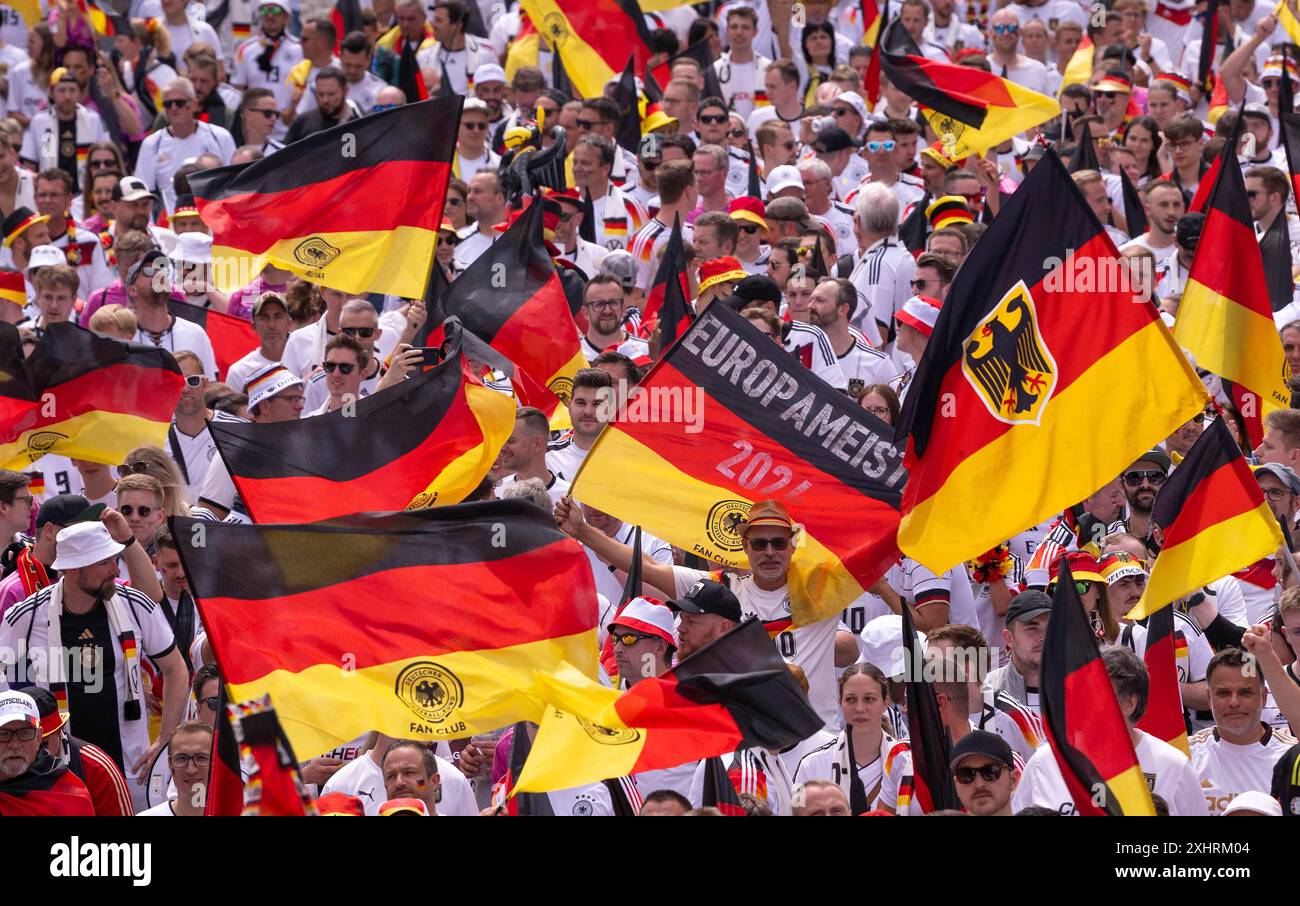 Fan march, deutsche Fußballfans ziehen ins Viertelfinale Spanien gegen Deutschland, UEFA EURO 2024, Europameisterschaft, Flaggen, Europäisch Stockfoto