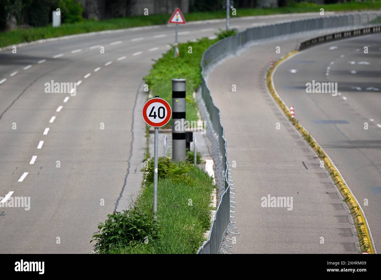 Bundesstraße B14, Cannstatter Straße, leer, geschlossen, tagsüber, Geschwindigkeitsbegrenzung 40 km, Poliscan Radarkamera, Poliscan Geschwindigkeit, Säulenradkamera Stockfoto