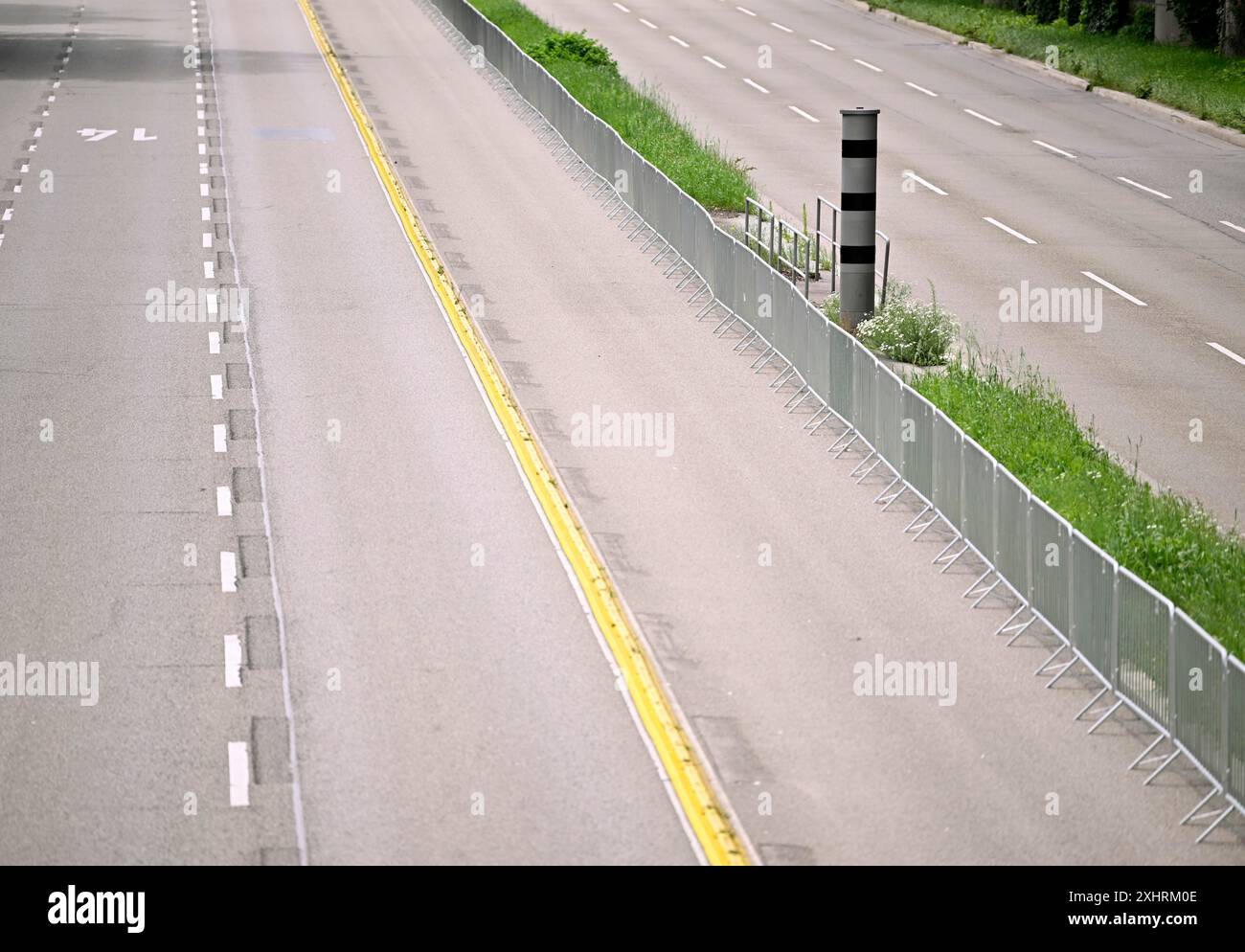 Bundesstraße B14, Cannstatter Straße, leer, geschlossen, tagsüber, Polyscan Radarkamera, Poliscan, Säulen-Radarkamera, Vitronic, Lidar, Radarkameras Stockfoto