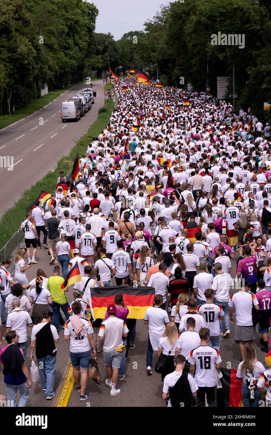 Fan march, von hinten ziehen deutsche Fußballfans ins Viertelfinale Spanien gegen Deutschland, UEFA EURO 2024, Europameisterschaft, Flaggen, Flaggen Stockfoto