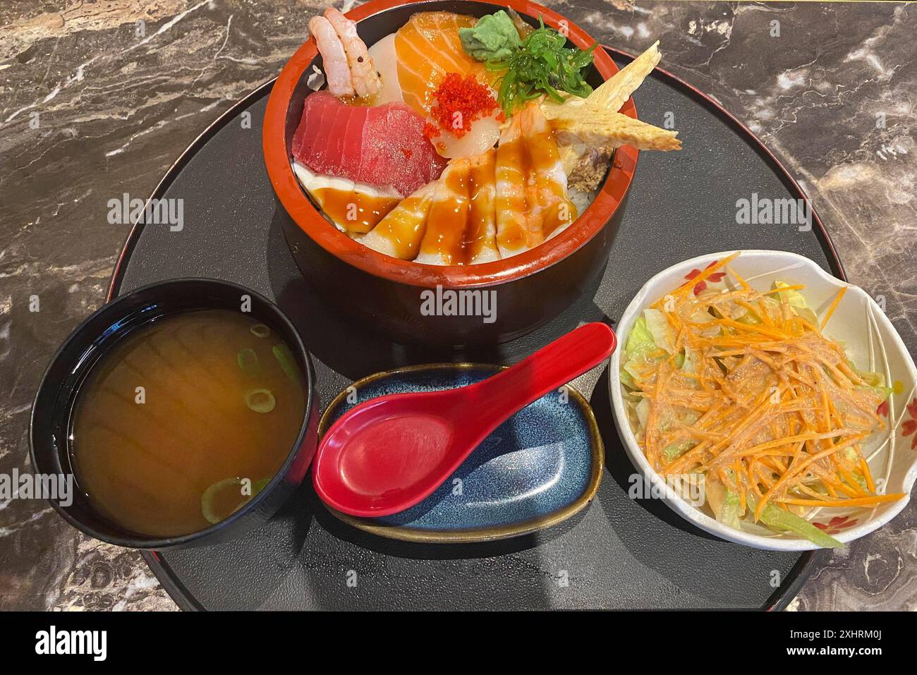 Japanisches Menü, Miso-Suppe, Salat, bento, bento, roher Lachs, Garnelen, Wasabi, Schüssel, Essen, Stuttgart, Baden-Württemberg, Deutschland Stockfoto