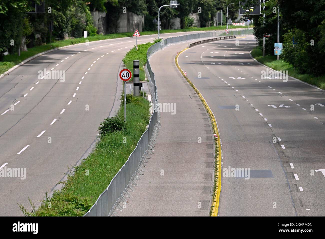 Bundesstraße B14, Cannstatter Straße, leer, geschlossen, tagsüber, Geschwindigkeitsbegrenzung 40 km, Poliscan Radarkamera, Poliscan Geschwindigkeit, Säulenradkamera Stockfoto