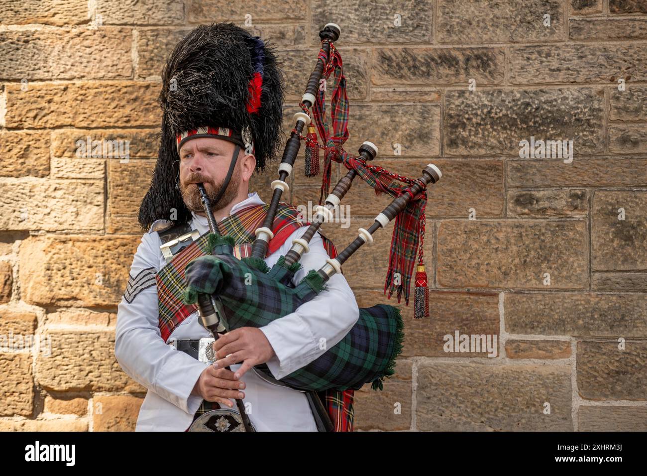 Piper, Dudelsack, Dudelsack, Dudelsack, Bärenfellmütze, das größte Kulturfestival der Welt: Fringe, High Street, Edinburgh, Schottland, United Stockfoto