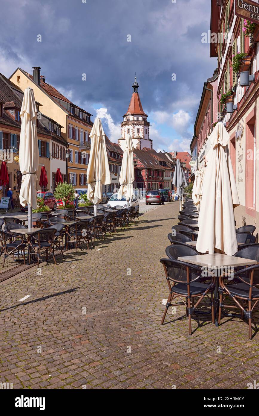 Außenbereich des Restaurants und Weinstube Winzerstueble mit Niggelturm bei regnerischem Wetter an der Hauptstraße in Gengenbach, Schwarzwald Stockfoto