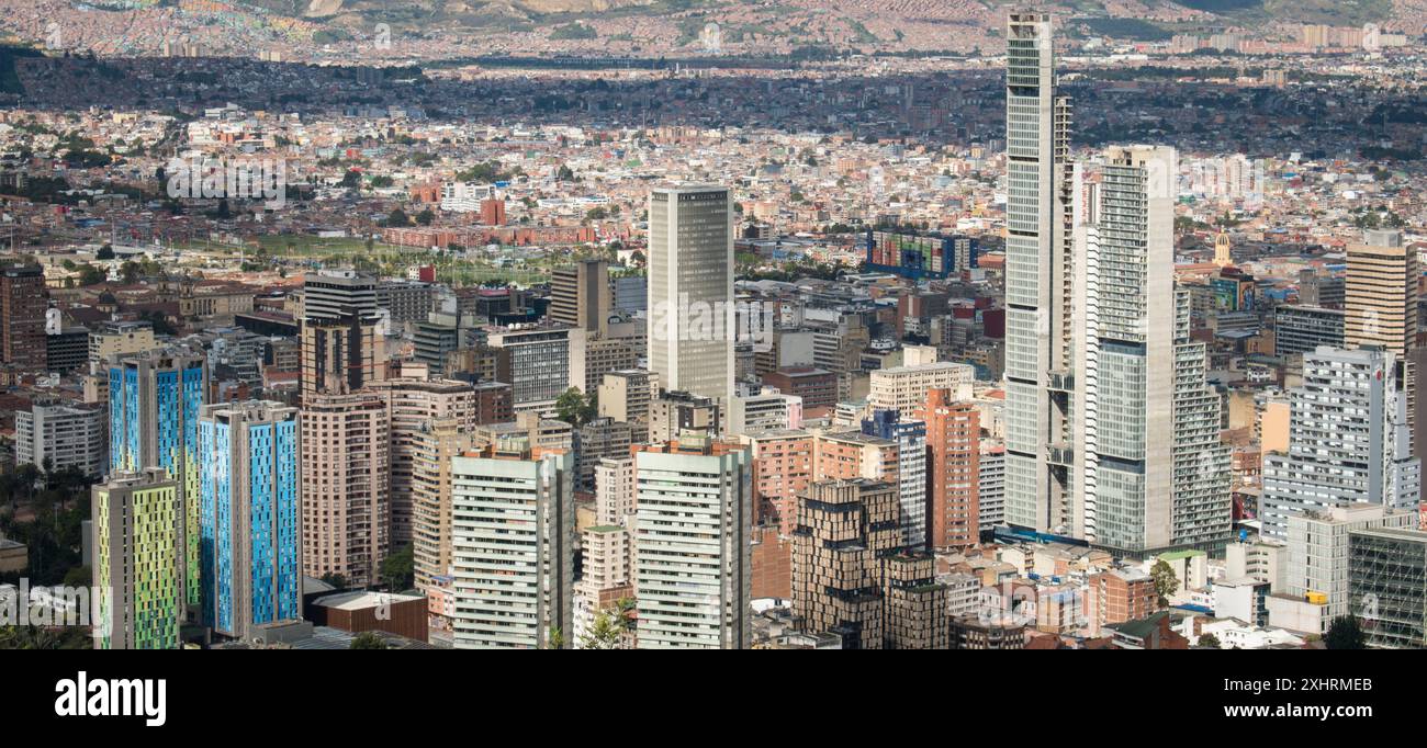 Ein Blick aus der Vogelperspektive auf die Skyline von Bogota, Kolumbien, mit modernen Wolkenkratzern und großräumiger Stadt Stockfoto