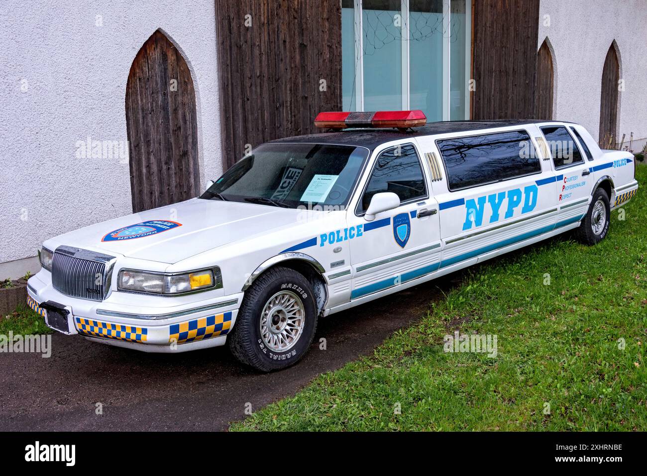 Oldtimer LINCOLN Town Car, gebaut zwischen 1995 und 1997, luxuriöse Stretchlimousine, kuriose Rarität, stillgelegter Polizeiwagen der NYPD New York Stockfoto