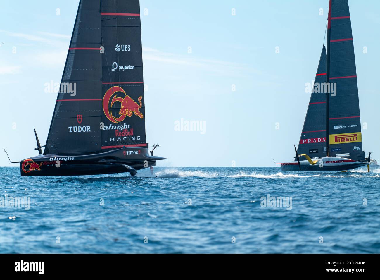 Juni - 2024 fahren die Teams des America’s Cup auf der 37. Rennstrecke des Louis Vuitton America's Cup vor der Strandpromenade La Barceloneta in Barcelona Catalonia - Spa Stockfoto