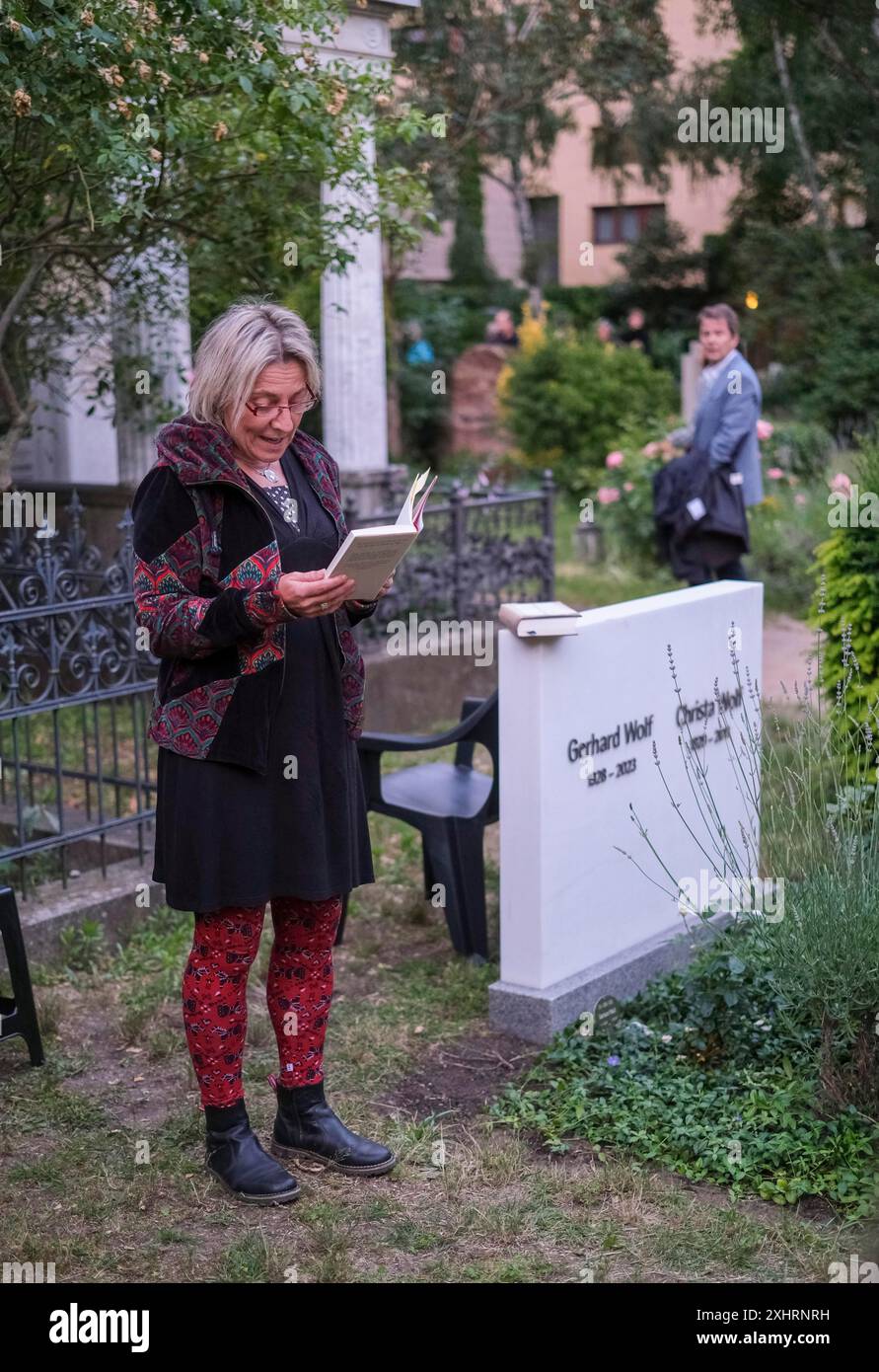 Deutschland, Berlin, 15. Juni 2024, Hexenstunde auf dem Dorotheenstaedtischen Friedhof: Literaturwissenschaftlerin Sonja E. Klocke liest am Grab von Christa und Stockfoto