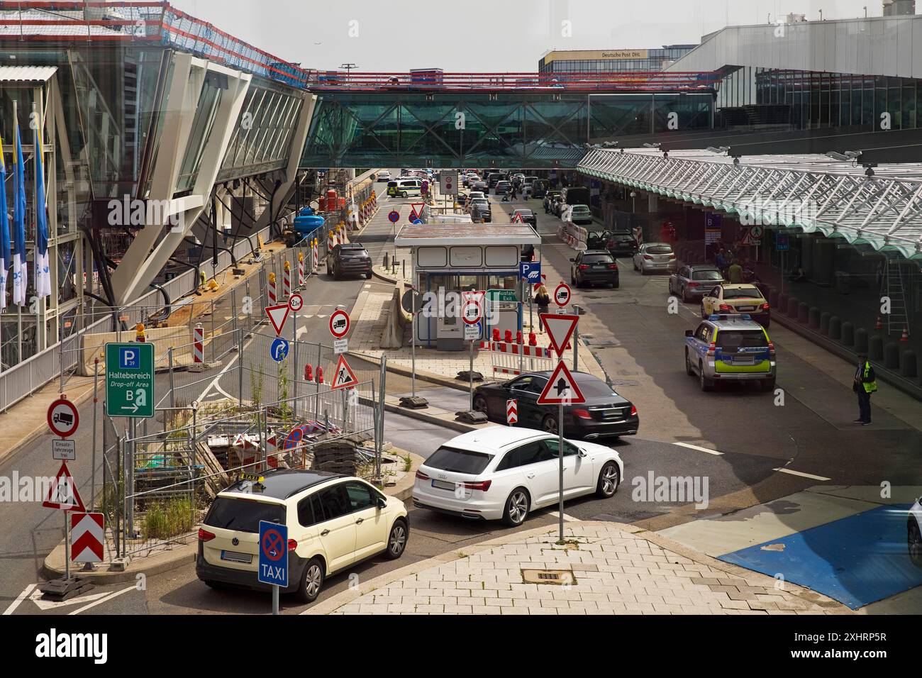 Verkehr am Flughafen auf dem Ankunftsbogen mit Baustellen, Frankfurt am Main, Hessen, Deutschland Stockfoto