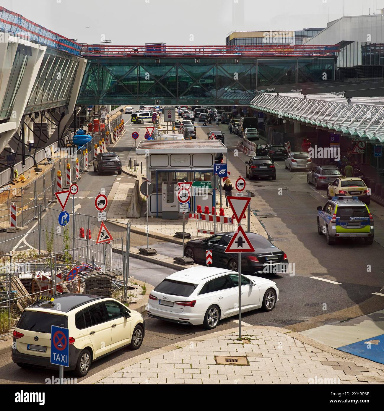 Verkehr am Flughafen auf dem Ankunftsbogen mit Baustellen, Frankfurt am Main, Hessen, Deutschland Stockfoto