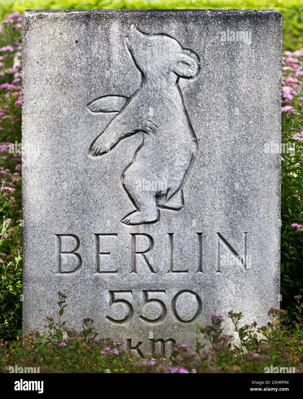 Berlin Milestone, Originalentwurf von Renee Sintenis, Luftbrücke, Frankfurt-Main-Flughafen, Hessen, Deutschland Stockfoto