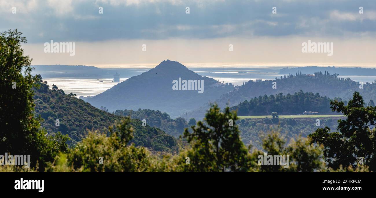 Bucht von Cannes, Sonnenlicht lässt Wasser Silber erscheinen, Saint Jean de Cannes, Provence-Alpes-Cote d'Azur, Frankreich Stockfoto