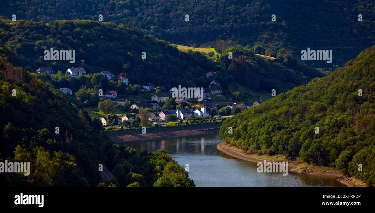 Erhöhter Blick auf den Fluss Our mit dem Dorf Stolzembourg, unserem Nationalpark, Ardennen, Islek, Oesling, Großherzogtum Luxemburg Stockfoto