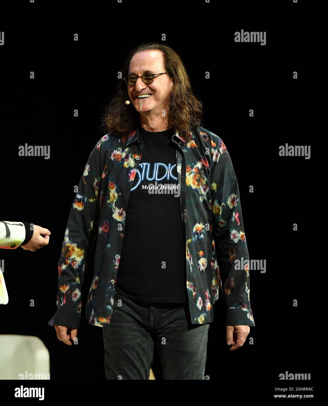 Quebec City, Kanada. Juli 2024. Geddy Lee von der Rockband RUSH spricht auf der Bühne während Geddy Lee - My Effin' Life in Conversation beim Festival d'ete de Quebec am Samstag, den 13. Juli 2024, in Quebec City, Kanada. (Foto: C Flanigan/imageSPACE/SIPA USA) Credit: SIPA USA/Alamy Live News Stockfoto