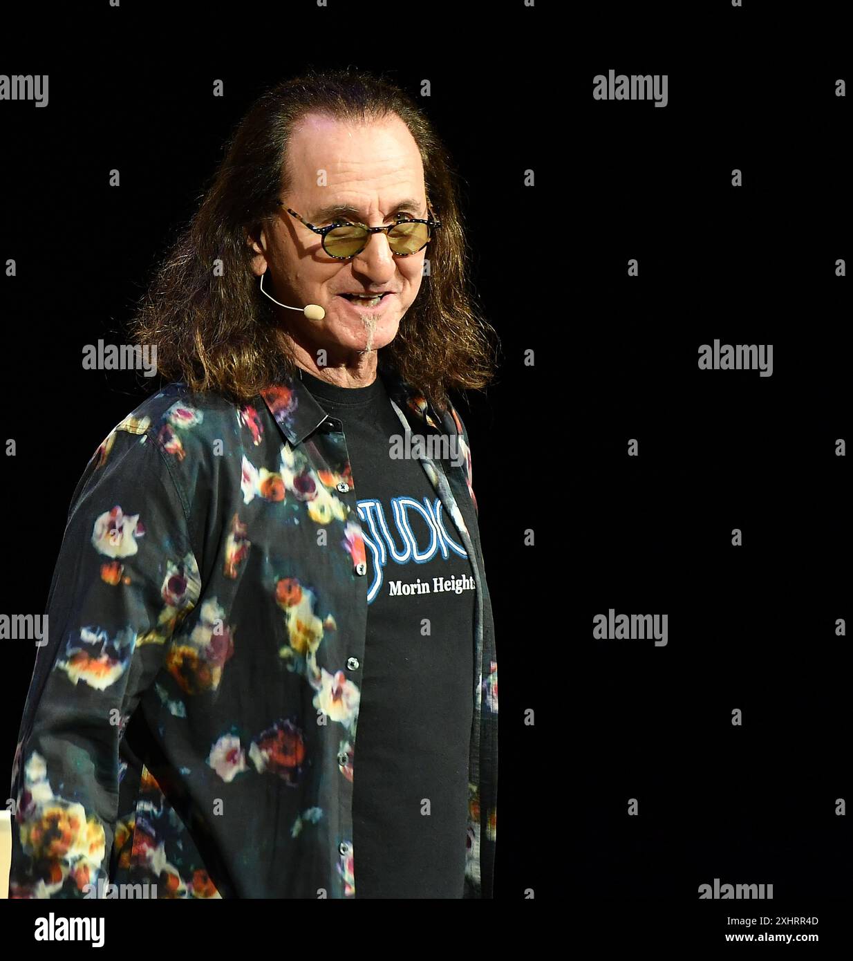 Quebec City, Kanada. Juli 2024. Geddy Lee von der Rockband RUSH spricht auf der Bühne während Geddy Lee - My Effin' Life in Conversation beim Festival d'ete de Quebec am Samstag, den 13. Juli 2024, in Quebec City, Kanada. (Foto: C Flanigan/imageSPACE/SIPA USA) Credit: SIPA USA/Alamy Live News Stockfoto