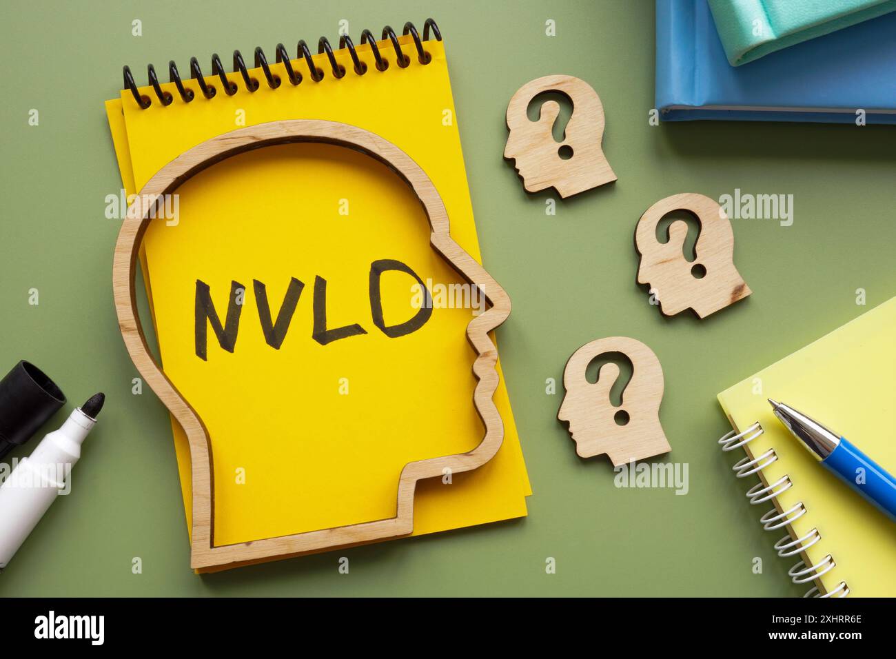 Notizbuch mit der Abkürzung NVLD nonverbal Learning Disability und Head Models. Stockfoto