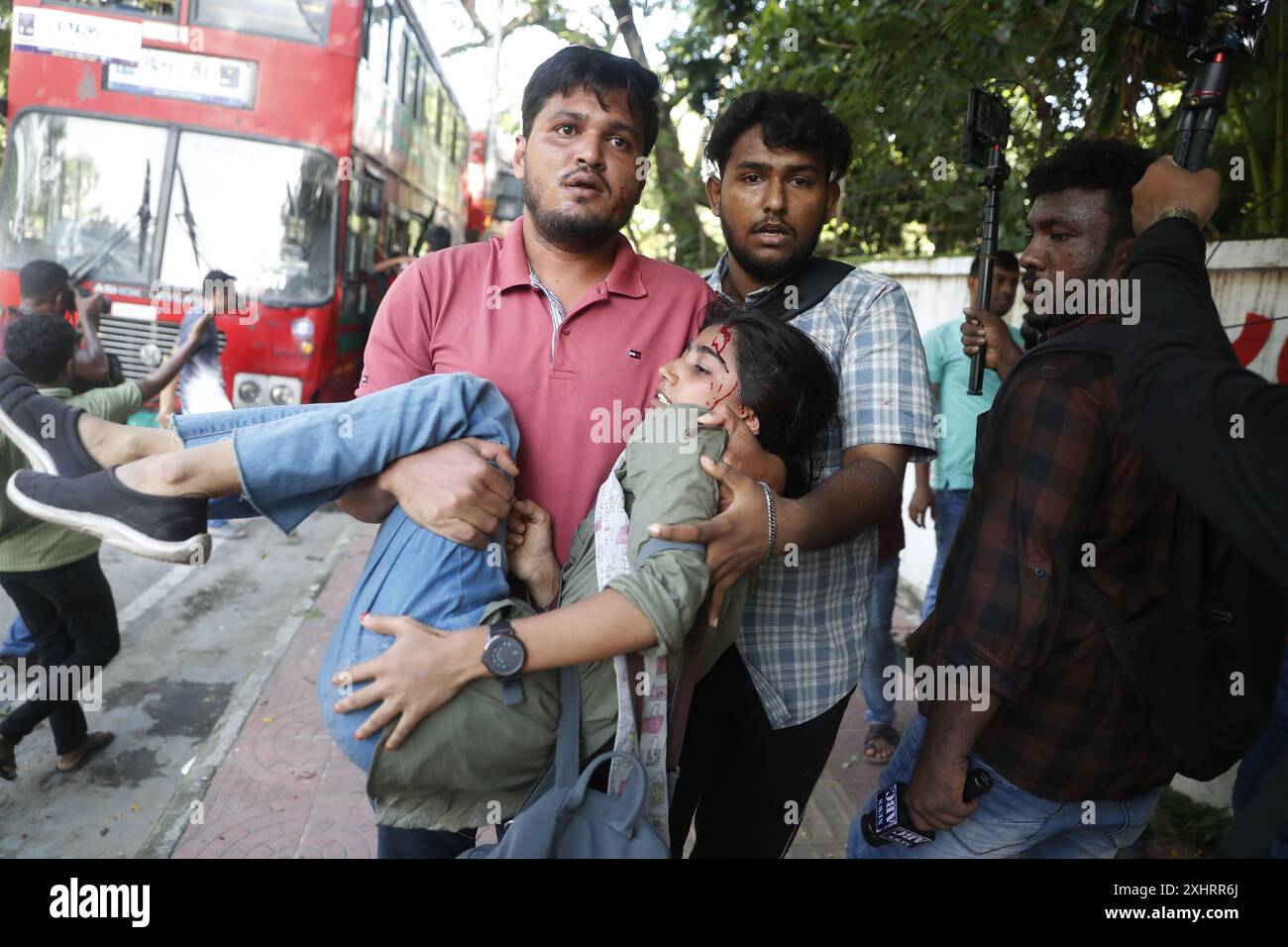 Dhaka, Bangladesch. Juli 2024. Anti-Quoten-Demonstranten und Studenten, die den herrschenden Parteikonflikt der Awami-Liga auf dem Campus der Dhaka-Universität unterstützen. Mindestens 100 Menschen wurden verletzt, als Demonstranten, die sich gegen Quoten für begehrte Regierungsjobs aussprachen, gegen die Demonstranten kämpften, die der Regierungspartei loyal waren, sagte die Polizei. (Kreditbild: © Habibur Rahman/ZUMA Press Wire) NUR REDAKTIONELLE VERWENDUNG! Nicht für kommerzielle ZWECKE! Stockfoto