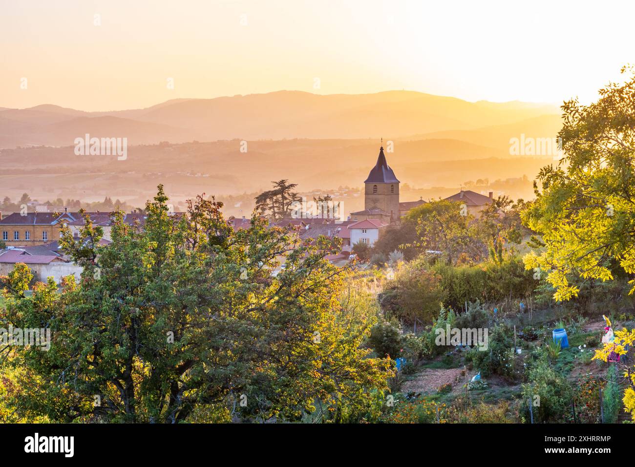 Blick auf das Dorf Bagnols in Frankreich im Herbst Stockfoto