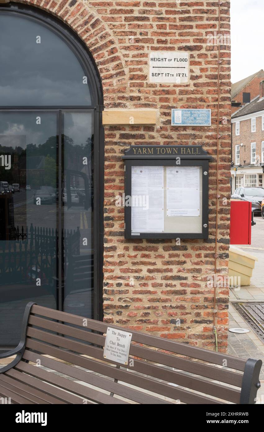 Schild auf dem Rathaus von Yarm, das die Tiefe des Hochwassers im Jahr 1771 anzeigt, North Yorkshire, England, Großbritannien Stockfoto