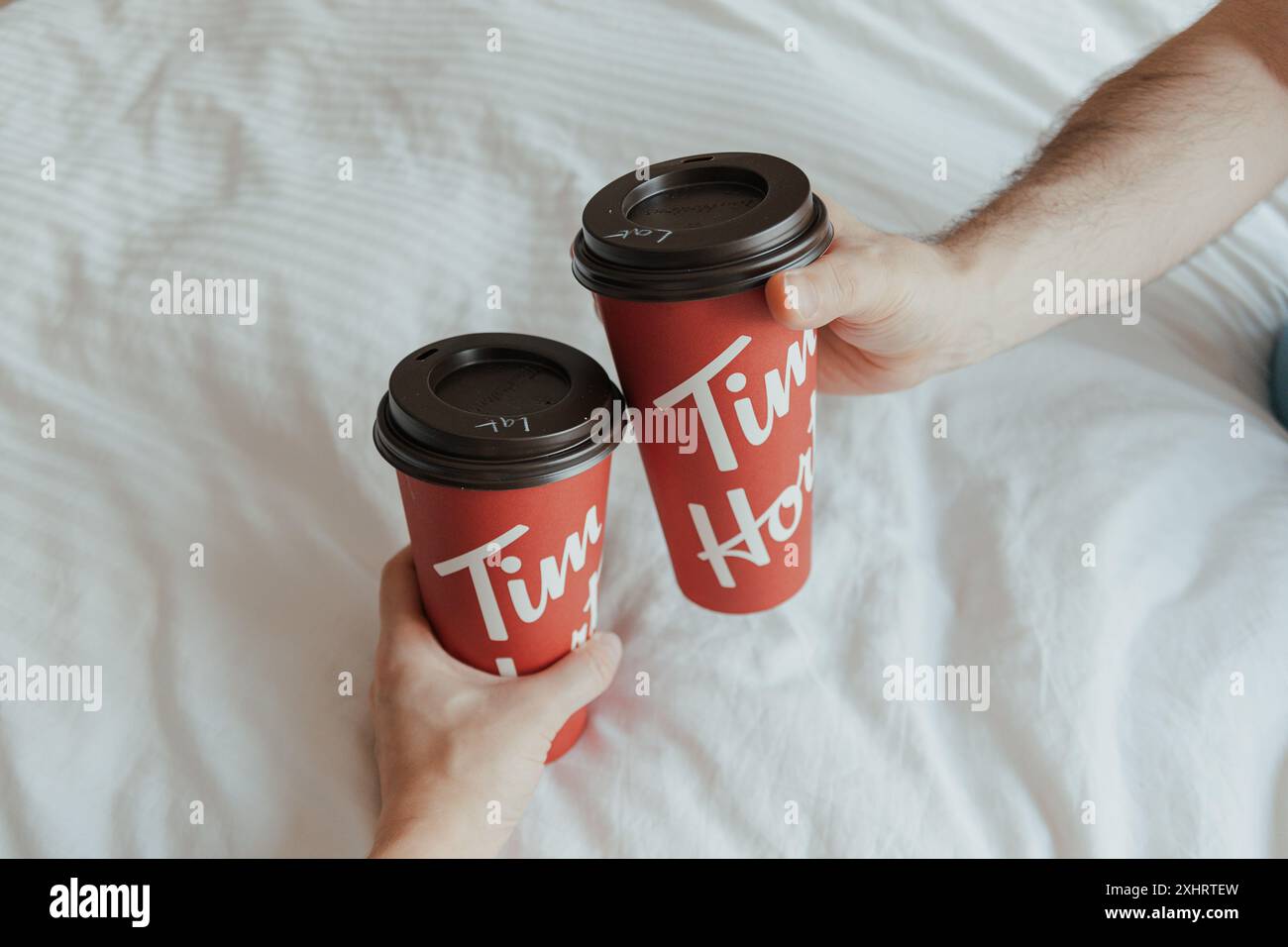 DUBAI, VAE - 9. AUGUST 2020: Tim Hortons Take-away rote Kaffeetasse mit heißem Kaffee mit original Logo auf weißem Hintergrund Stockfoto