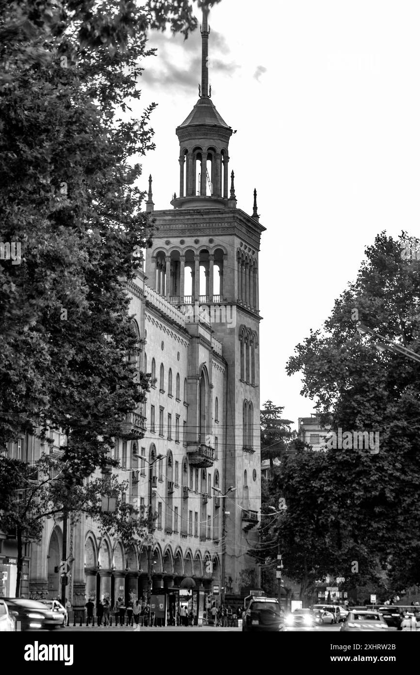 Tiflis, Georgien - 21. JUNI 2024: Gebäude rund um den Rosenrevolutionationsplatz in Tiflis, Georgien. Stockfoto