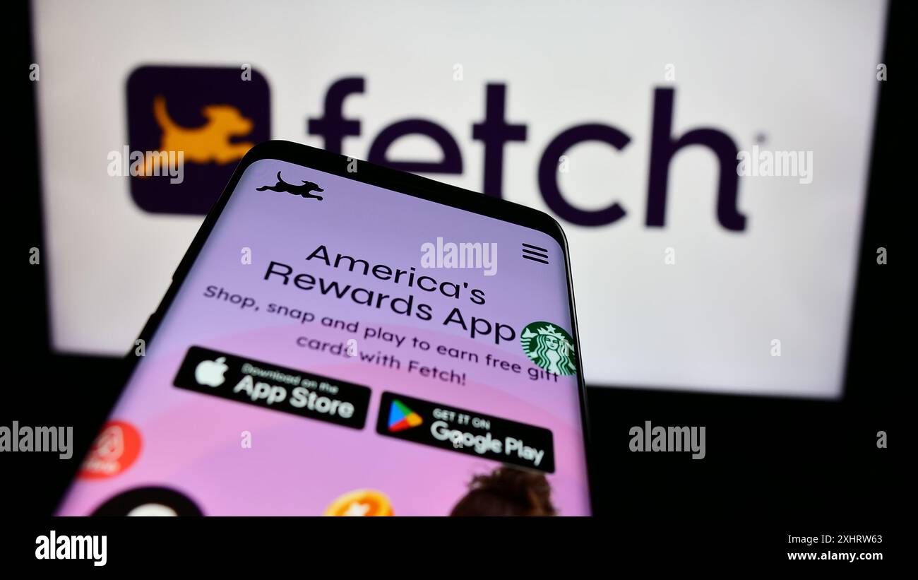 Mobiltelefon mit Webseite des US-amerikanischen Reward App-Unternehmens Fetch Rewards LLC vor dem Firmenlogo. Fokussieren Sie sich oben links auf der Telefonanzeige. Stockfoto