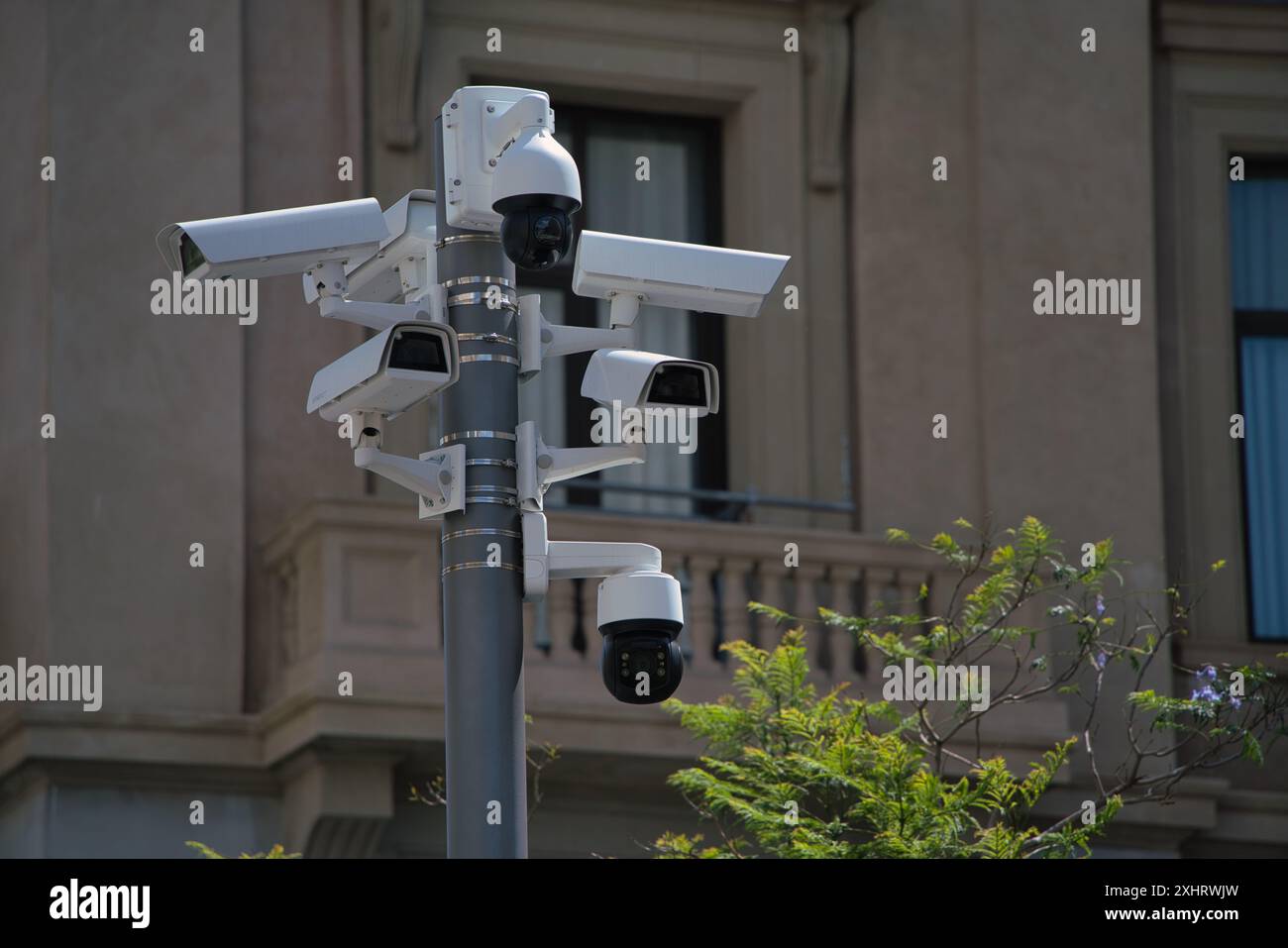 Gruppe von CCTV-Sicherheitskameras, die in der Stadt für Überwachung, Kontrolle und Sicherheit installiert sind. Stockfoto