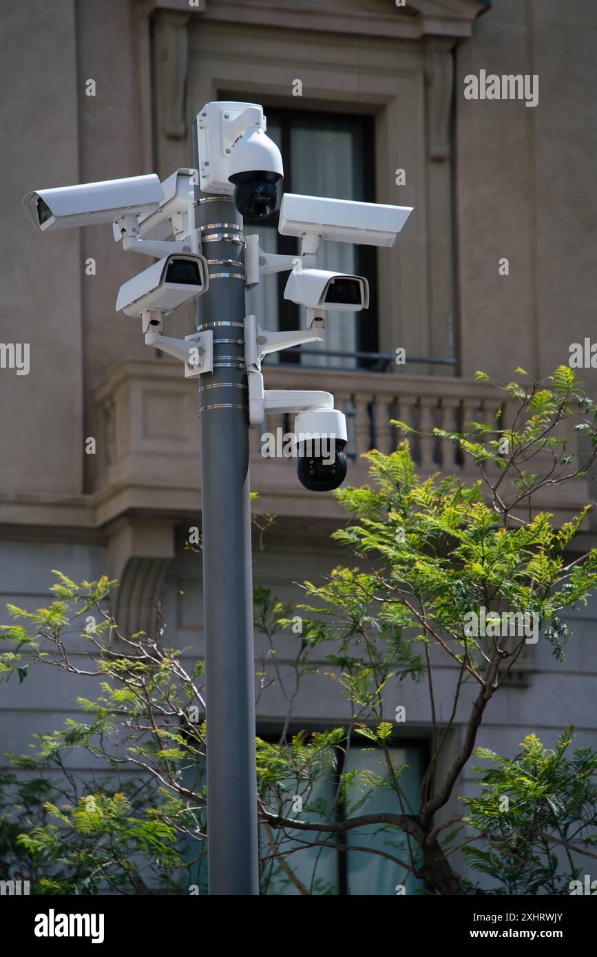 Gruppe von CCTV-Sicherheitskameras, die in der Stadt für Überwachung, Kontrolle und Sicherheit installiert sind. Stockfoto