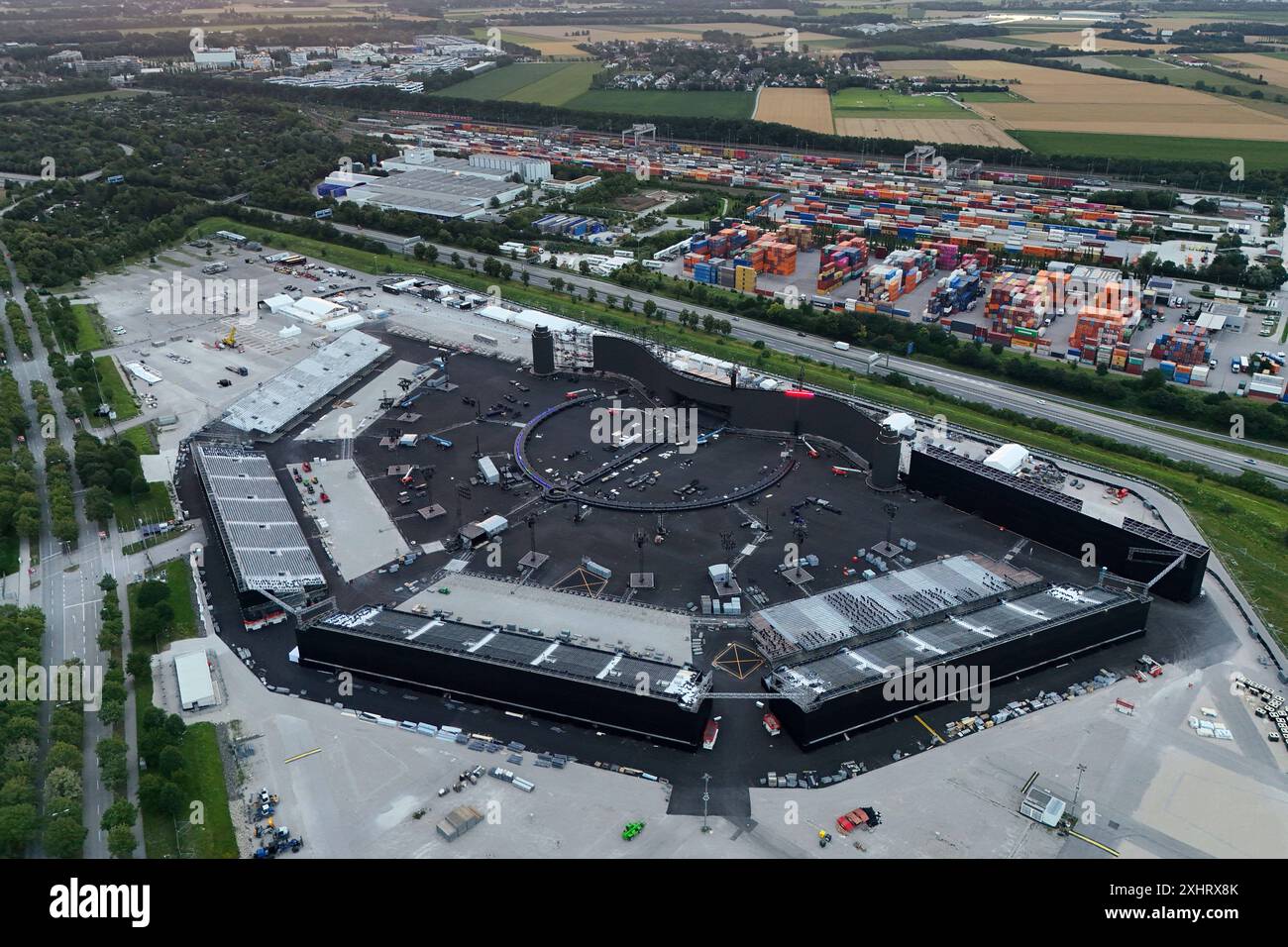 Aufbau einer riesigen Open Air Arena für die Europa Konzerte von Adele im August auf dem