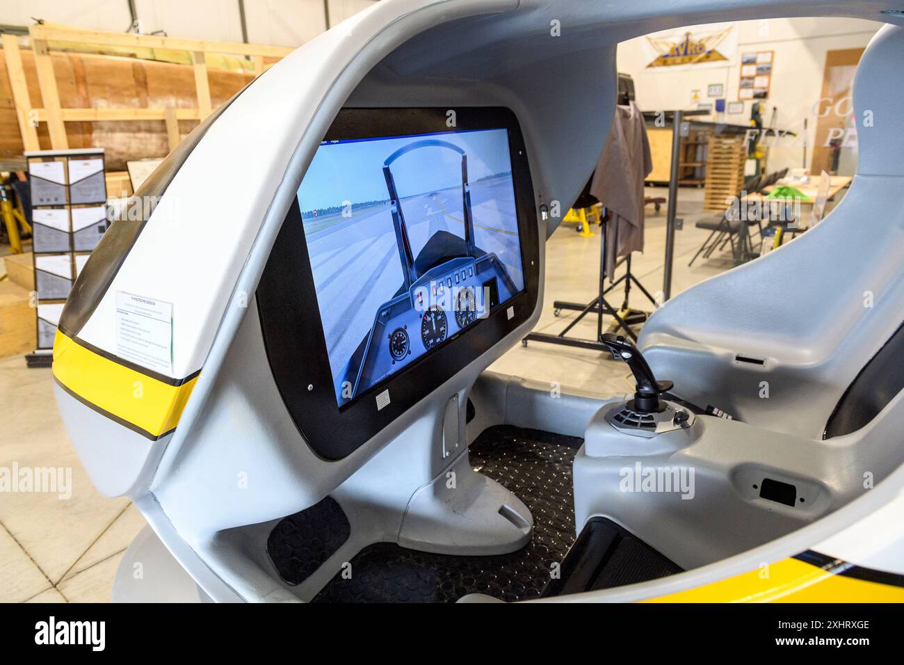 Flugsimulator mit elektronischem Bildschirm, der eine simulierte Flugumgebung zeigt, im Avro Museum in Springbank bei Calgary Alberta. Stockfoto