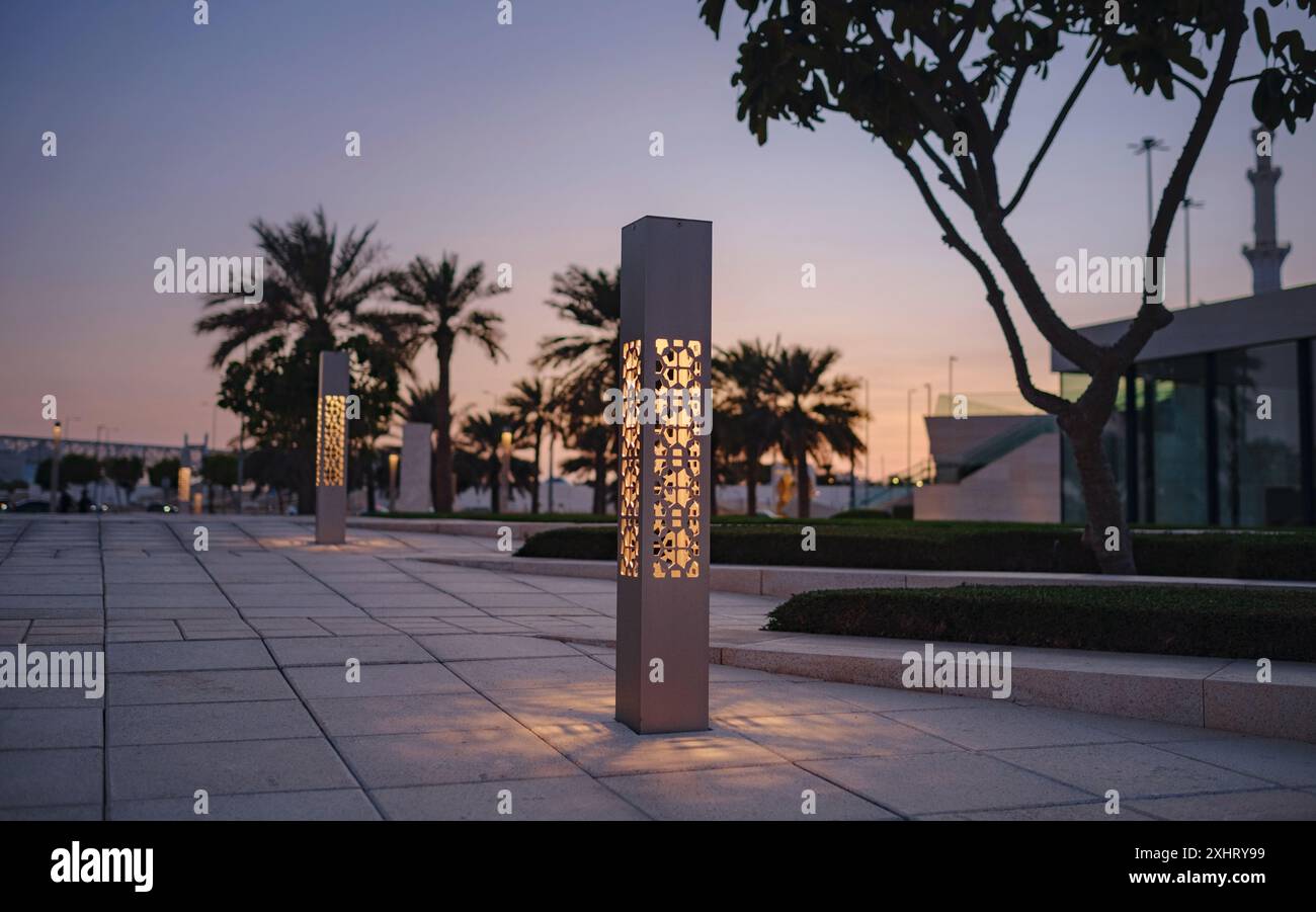 Abu Dhabi, VAE - 14. Januar 2024: Abendblick vom Wahat Al Karama oder Oase der würde. parken sie mit modernem Licht auf dem Territorium Stockfoto