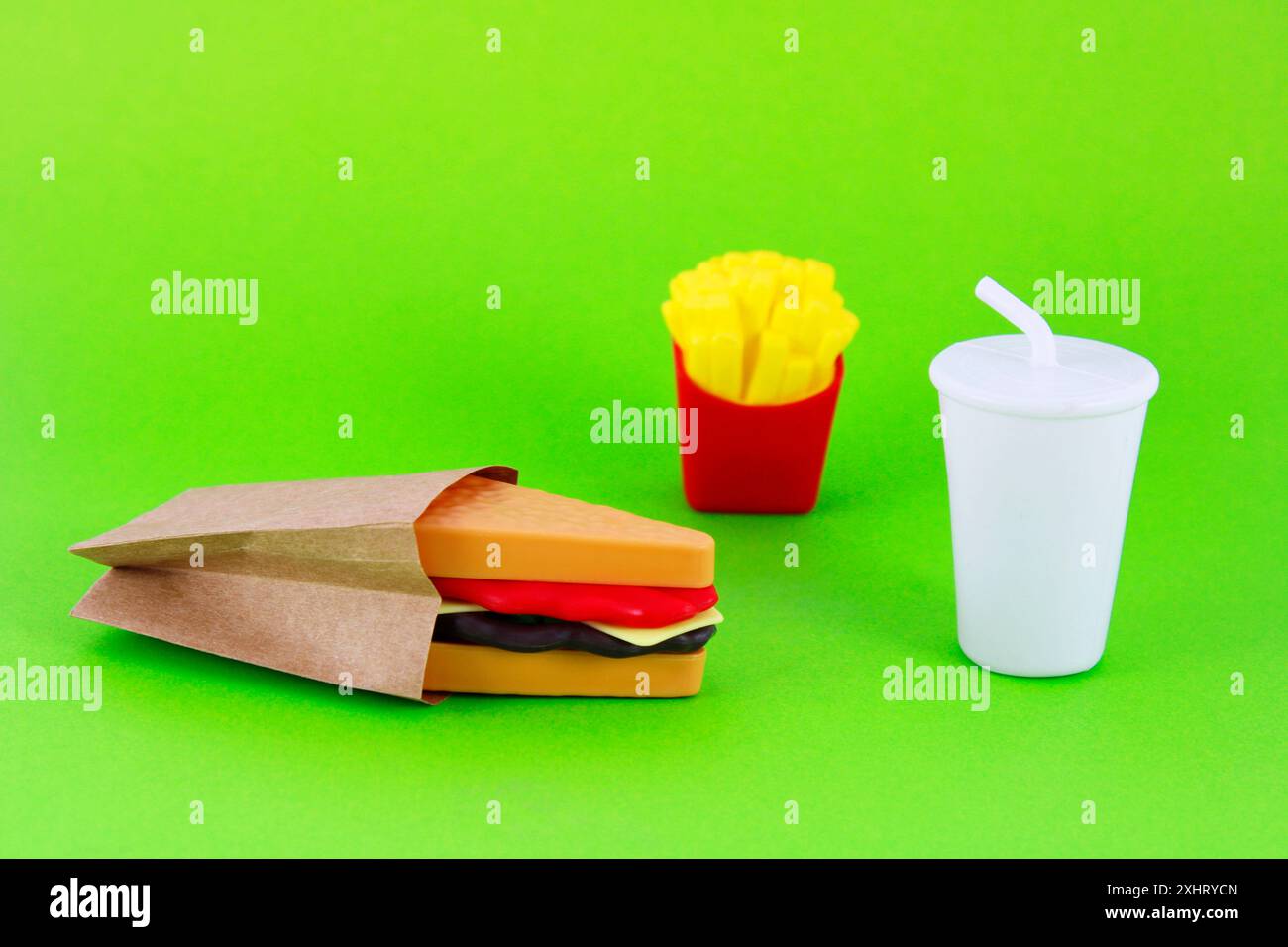 Beutel mit Sandwich, Kartoffeln und Getränk Stockfoto