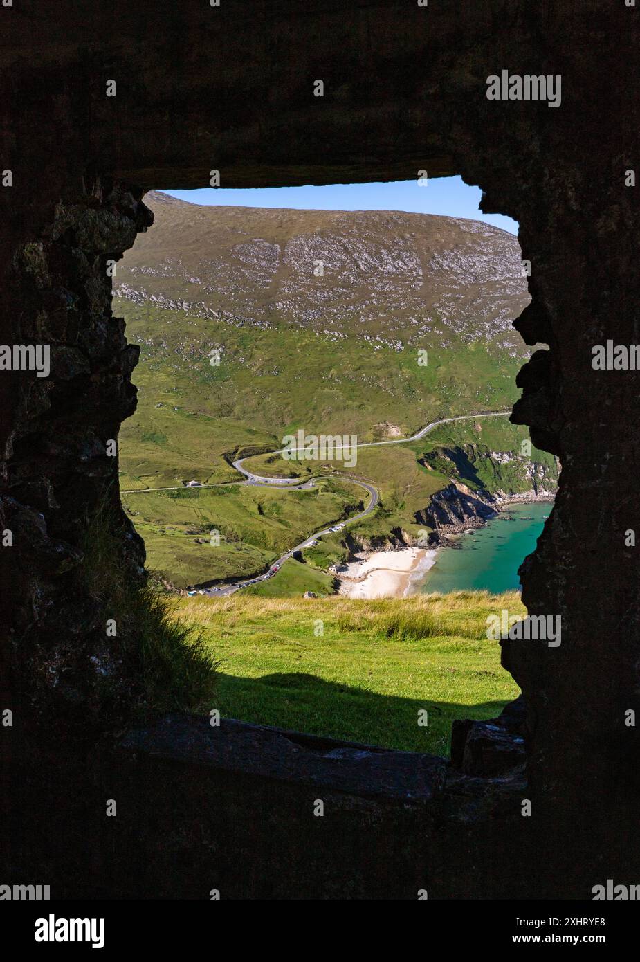 Die malerische und beliebte Keem Bay liegt unterhalb des Croaghaun Mountain vom Moyteoge Wachturm, Achill Island, County Mayo, Irland Stockfoto