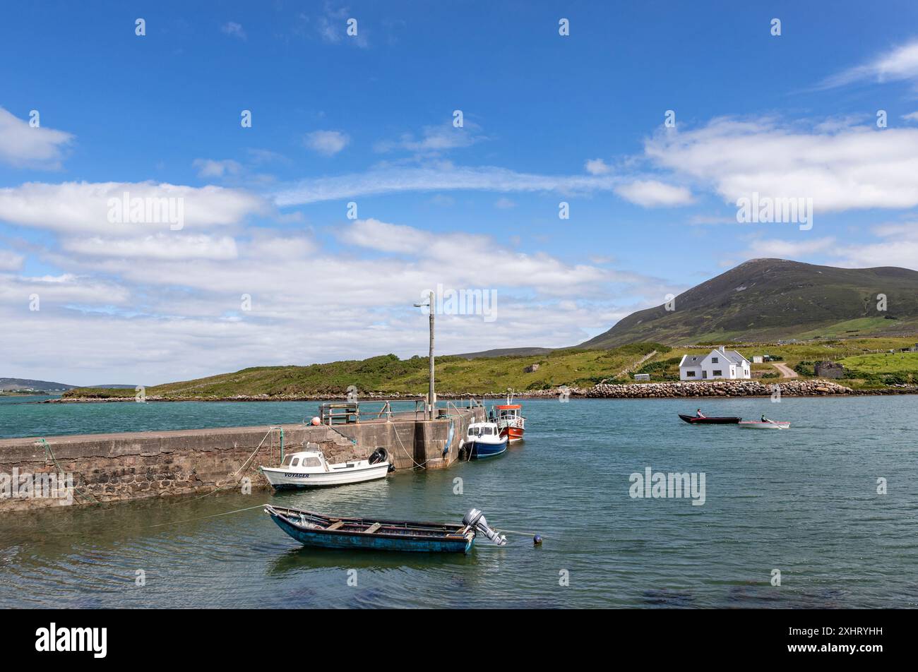 Zwei Ruderer, einer in einem Currach, im hübschen Hafen von Corraun Quay auf der Corraun Peninsula, auch bekannt als Currane Peninsula, im County Mayo, Irland. Stockfoto