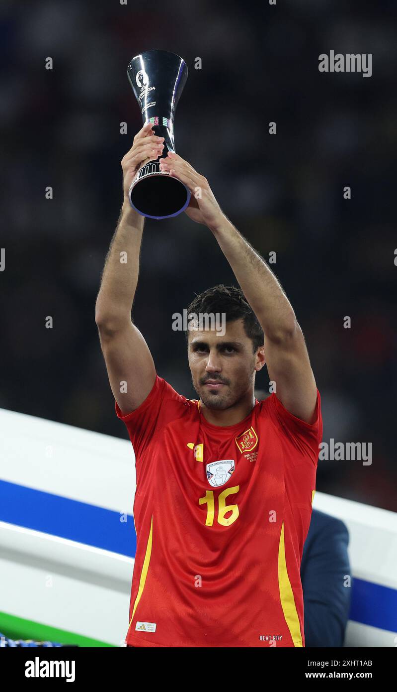 Berlin, Deutschland. Juli 2024. Rodri aus Spanien sammelt den besten Spieler-Pokal nach dem Endspiel der UEFA-Europameisterschaft im Olympiastadion in Berlin. Foto: Paul Terry/Sportimage Credit: Sportimage Ltd/Alamy Live News Stockfoto