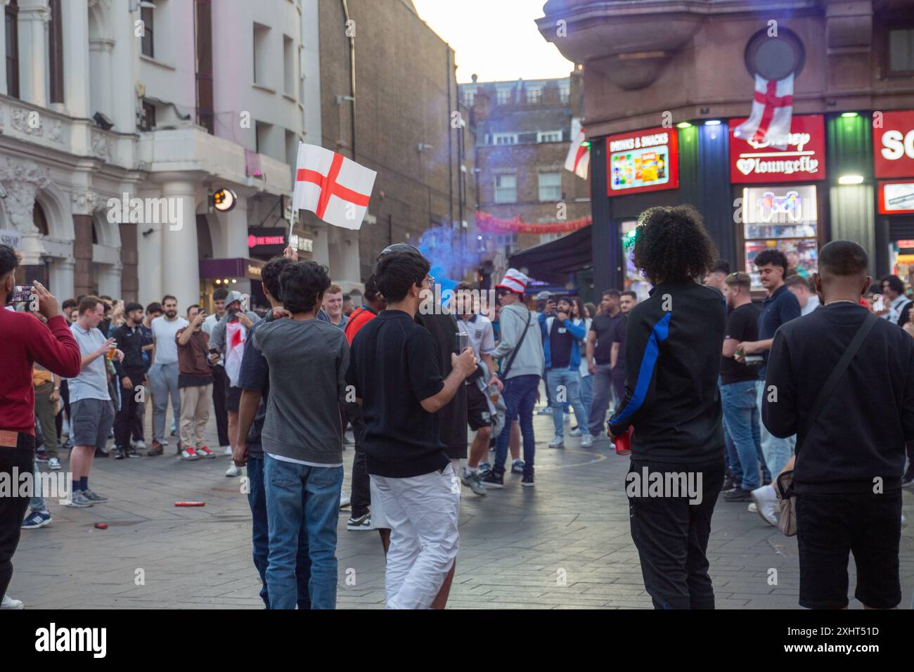 England-Fans in Zentral-London während der EM-Cup-Finals. Trafalgar Square (Central London), Vereinigtes Königreich. Stockfoto England-Fans in Zentral-London während der EM-Cup-Finals. Trafalgar Square (Central London), Vereinigtes Königreich. Stockfoto
