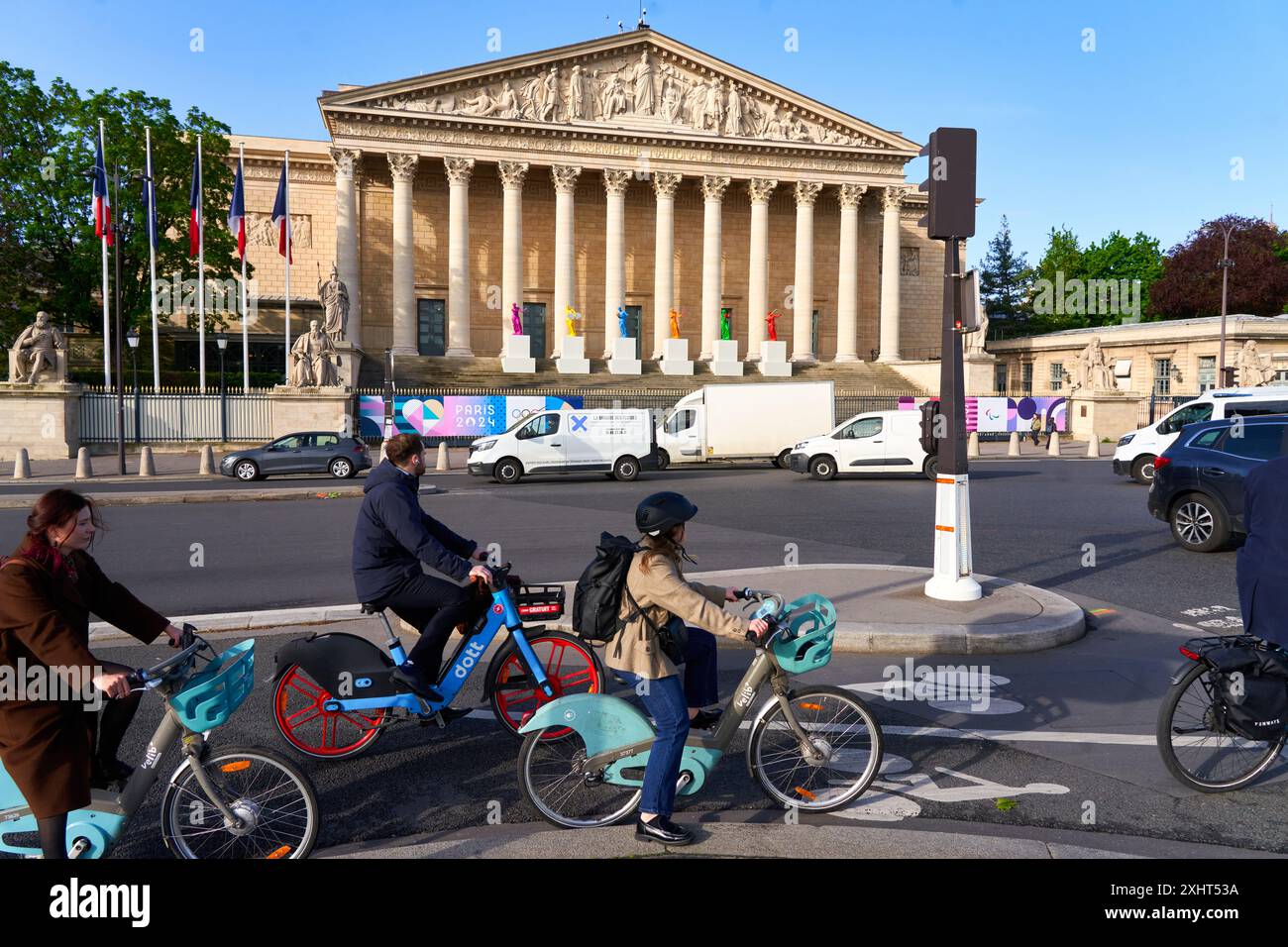 Paris 2024 Olympische Spiele, die Nationalversammlung - Bourbon-Palast mit sechs Skulpturen, die den Olympismus auf seinen Stufen darstellen, um Sport und Kunst zu feiern, wie Stockfoto