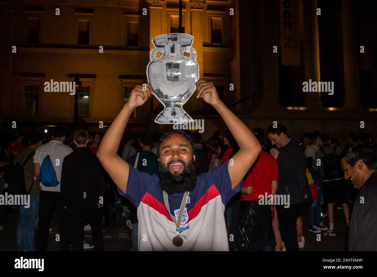 England-Fan in Zentral-London während des EM-Cup-Finals. Trafalgar Square (Central London), Vereinigtes Königreich. Stockfoto England-Fan in Zentral-London während des EM-Cup-Finals. Trafalgar Square (Central London), Vereinigtes Königreich. Stockfoto