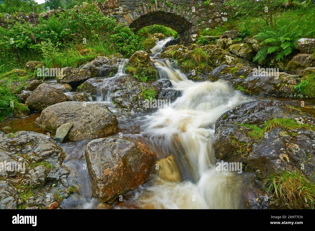 Ashness Bridge ist eine denkmalgeschützte traditionelle Steinbrücke über Barrow Beck im Lake District Stockfoto