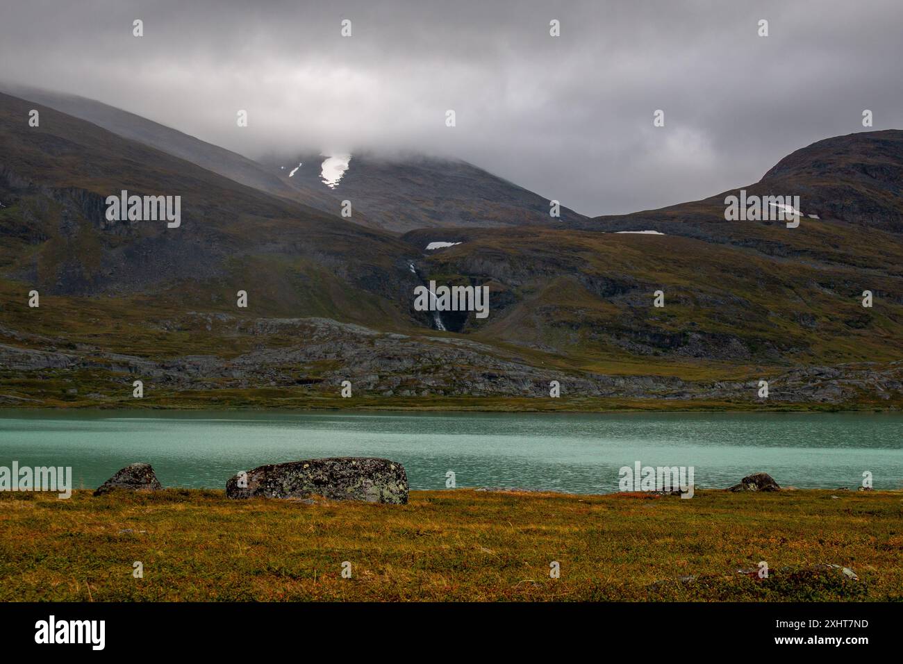 Ein Gletschersee und ein Wasserfall am Kungsleden Wanderweg in der Alesjaure Mountain Hut, Schweden, Lappland Stockfoto
