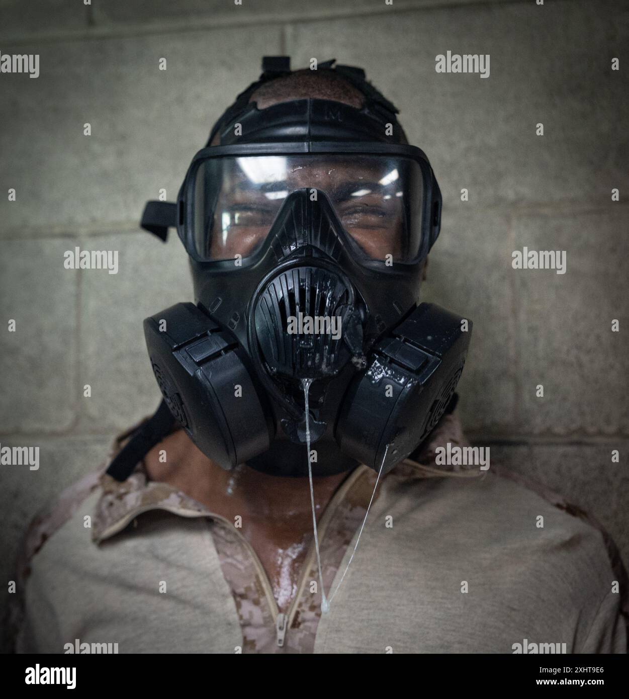 Rekruten der Bravo Company, 1. Rekruten-Ausbildungsbataillon, absolvieren die Gaskammer während der Ausbildung zur chemischen, biologischen, radiologischen und nuklearen Verteidigung im Marine Corps Recruit Depot Parris Island, S.C., 15. Juli 2024. Rekruten werden CS-Gas ausgesetzt, um sich mit der Verwendung ihrer Gasmasken vertraut zu machen. (Foto des U.S. Marine Corps von Lance CPL. Ayden Cassano) Stockfoto